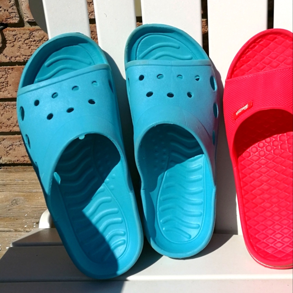 FREE Men's 8.5 Blue Sandal Slides